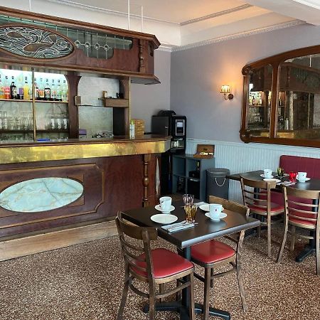 Hotel-Restaurant Les Trois Maures Verdun-sur-le-Doubs Екстериор снимка