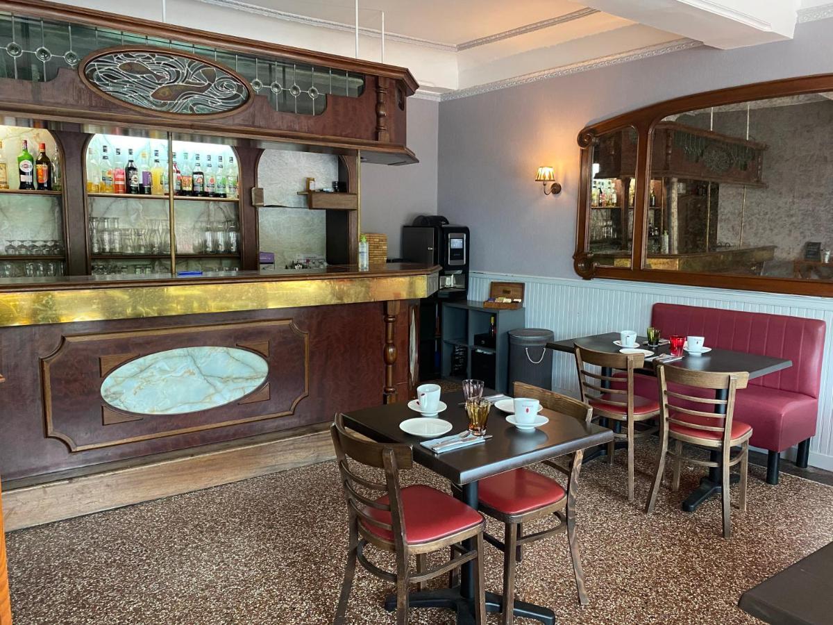 Hotel-Restaurant Les Trois Maures Verdun-sur-le-Doubs Екстериор снимка