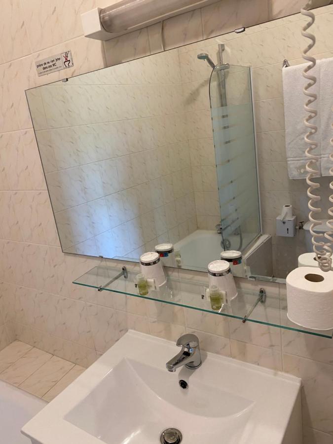 Hotel-Restaurant Les Trois Maures Verdun-sur-le-Doubs Стая снимка