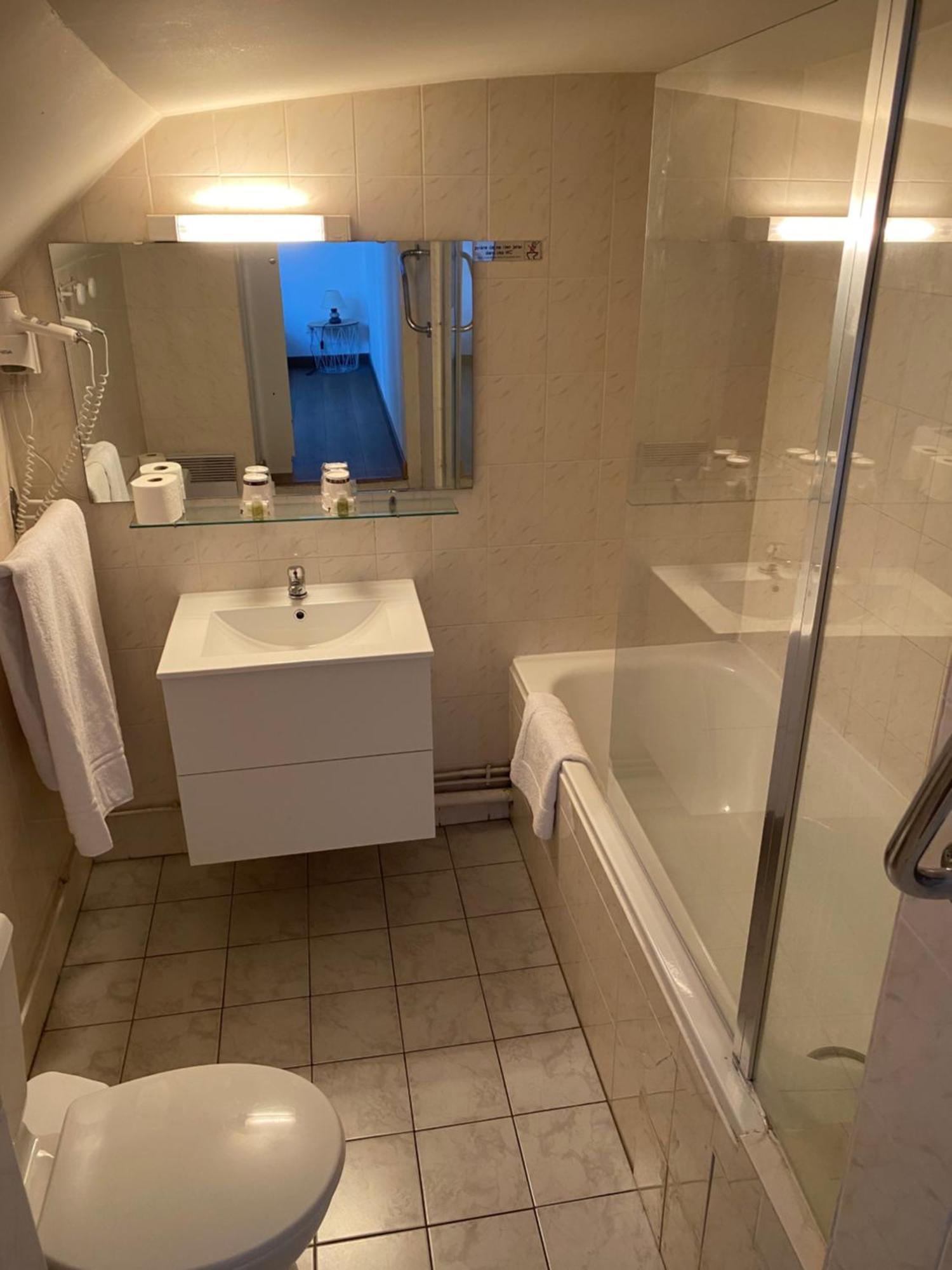Hotel-Restaurant Les Trois Maures Verdun-sur-le-Doubs Стая снимка
